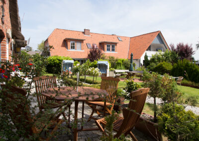Terrasse vor der Ferienwohnung Haubarg F2 - Haubarg & Remise St. Peter-Ording