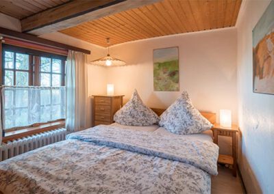 Schlafzimmer mit zwei Doppelbetten in der Ferienwohnung F1 Haubarg & Remise St. Peter-Ording