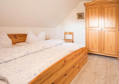 Schlafzimmer mit Doppelbett in der Ferienwohnung F3 Haubarg & Remise St. Peter-Ording