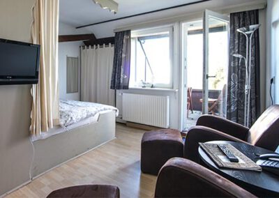 Schlafecke und Balkon der Ferienwohnung F18 Haubarg & Remise St. Peter-Ording