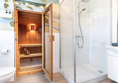 Badezimmer mit Sauna in der Ferienwohnung R3 Haubarg & Remise St. Peter-Ording