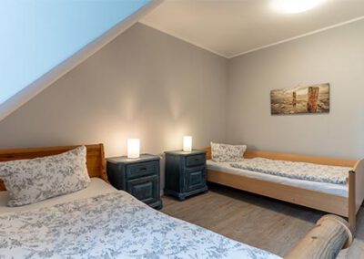 Schlafzimmer mit zwei Einzelbetten in der Ferienwohnung R3 Haubarg & Remise St. Peter-Ording