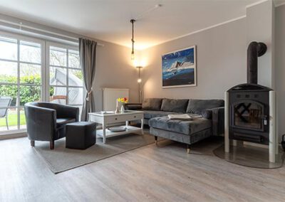 Wohnzimmer mit Kamin in der Ferienwohnung R3 und R4Haubarg & Remise St. Peter-Ording