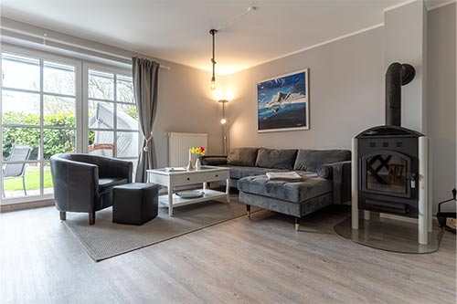 Wohnzimmer-mit-Kamin Wohnzimmer mit Kamin in der Ferienwohnung R3 und R4Haubarg & Remise St. Peter-Ording